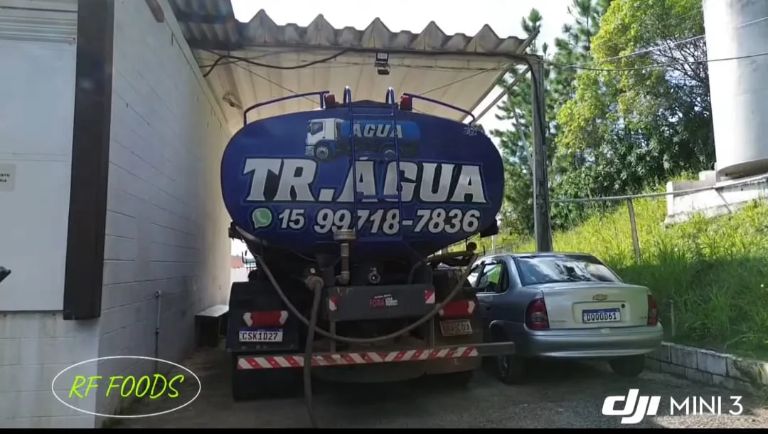 Caminhão-pipa da TR Água Potável abastecendo uma instalação industrial