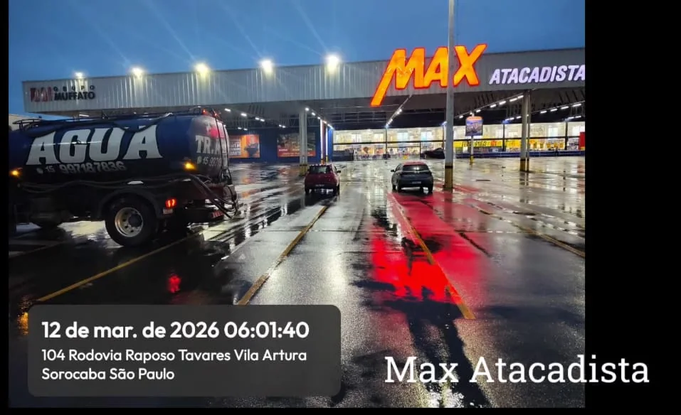 Caminhão-pipa da TR Água Potável em atendimento em um atacadista