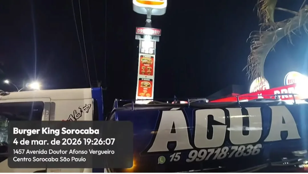 Caminhão-pipa da TR Água Potável em atendimento noturno em Sorocaba