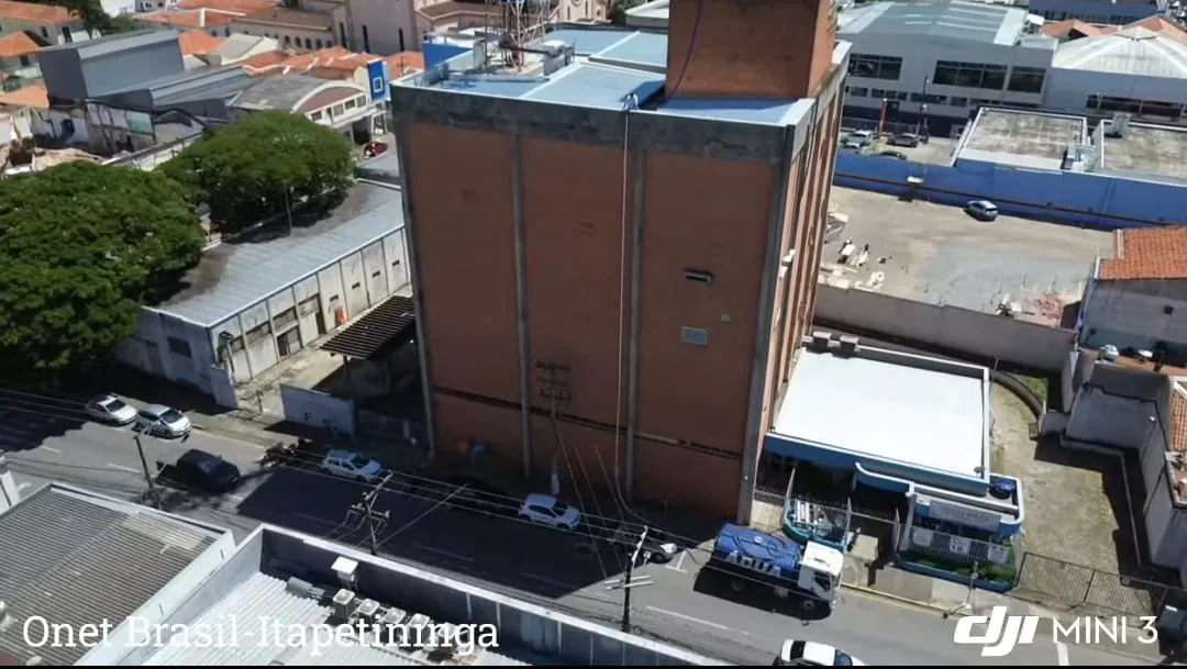 Caminhão-pipa da TR Água Potável em atendimento próximo a residências e empresas